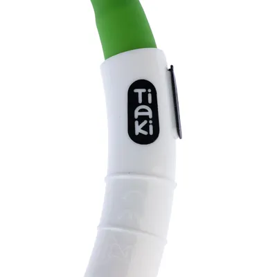 Tiaki-logo op witte handgreep met groene punt, CE-markering en symbool voor niet-wasbaarheid zichtbaar.