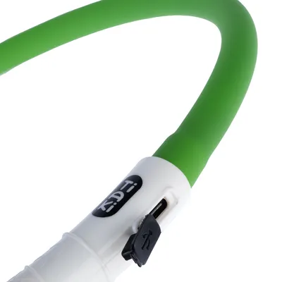 Groene LED-halsband met USB-aansluiting en Tiaki-logo op witte sluiting.