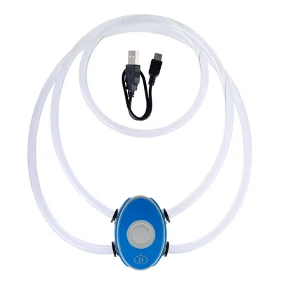Blåt LED-halsbånd med USB-opladerkabel, egnet til synlighed i mørke. Oval kontakt og hvid lysrør synlig.