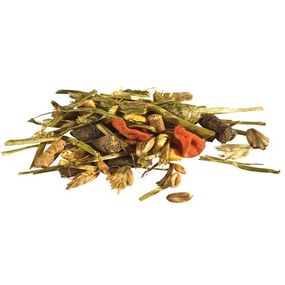 Mélange d’aliments pour petits animaux composé de morceaux de foin, céréales, granulés et légumes séchés visibles sur fond blanc.