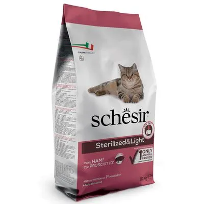 Schesir Sterilized & Light kattenvoer, met ham, 1 dierlijk eiwitbron, afbeelding van kat op de verpakking, zak van 10 kg. Tekst: Italian product, with HAM, only 1 animal protein.