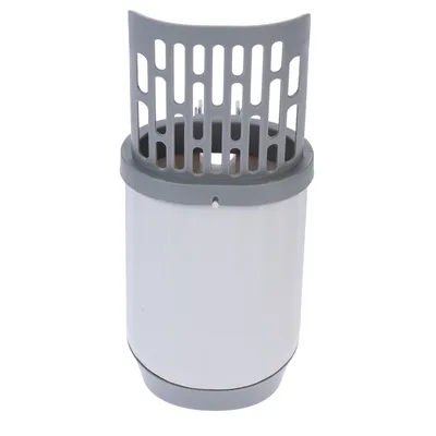 Contenedor gris y blanco con ranuras de ventilación, apto para almacenar o usar accesorios.