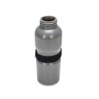 Graue Trinkflasche aus Metall mit schwarzem Klettverschlussband in der Mitte.