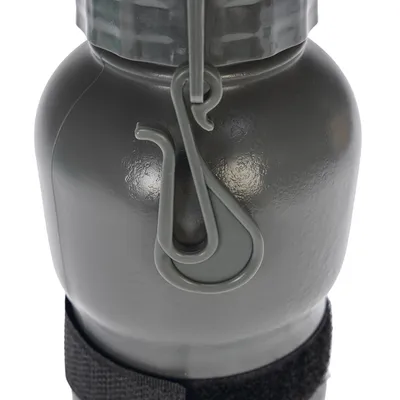 Graue Trinkflasche mit Haken und Klettverschluss zur Befestigung, geeignet für unterwegs.