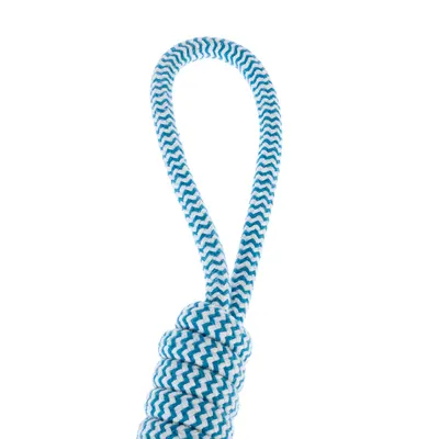 Cuerda azul y blanca con patrón de zigzag, lazo en el extremo superior y enrollada varias veces.