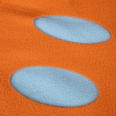 Nærbillede af orange fleece-stof med to ovale, lyseblå indsatser.