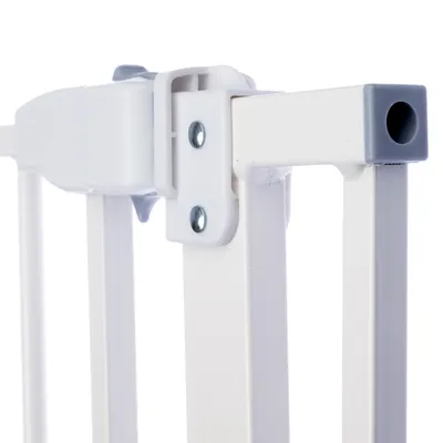 Barrière de sécurité blanche en métal avec fixation et embout gris, vue rapprochée sur le système de verrouillage et les montants verticaux.