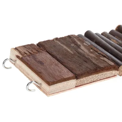 Plateforme en bois naturel avec crochets métalliques visibles sur le côté, surface composée de planches et de bâtonnets de bois bruts.