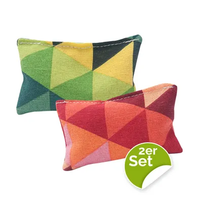 Zwei Stoffkissen mit geometrischem Muster in Grün-Gelb und Rot-Orange. Hinweis: 2er Set, grün markiert.