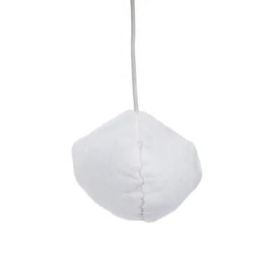 Jouet suspendu en tissu blanc de forme hexagonale, attaché à une corde fine. Aucun texte ou marque visible.