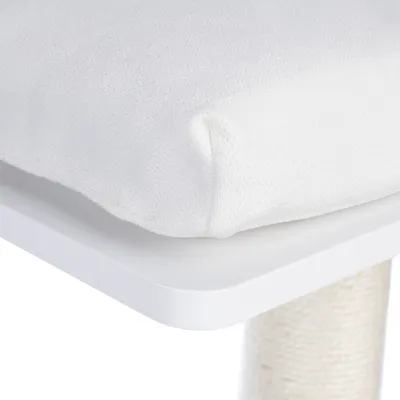 Plateforme d’arbre à chat avec coussin blanc en tissu, support en bois peint blanc et poteau recouvert de corde sisal visible en dessous.