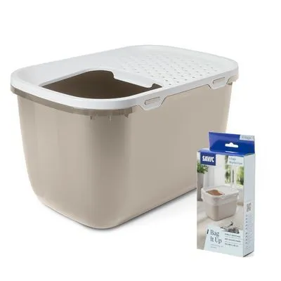Kattenbak van beige plastic met wit geperforeerd deksel, naast verpakking met merknaam SAVIC en afbeelding van dezelfde kattenbak. Tekst op doos: Bag it Up.
