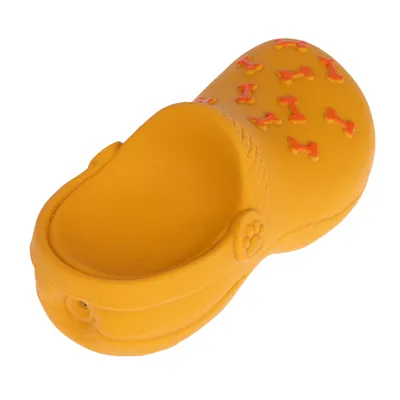 Juguete amarillo para perro en forma de zapato con patrones de huesos rojos y grabado de huella.
