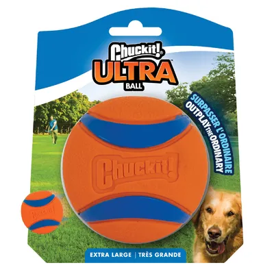 Chuckit! Ultra Ball, extra large, oranje met blauwe strepen. Verpakking toont merknaam en tekst: 'Surpasser l'ordinaire Outplay the ordinary'.