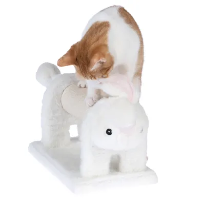 Kratzspielzeug in Form eines weissen Plüschhasen mit integriertem Kratzstamm, darauf eine rot-weisse Katze.