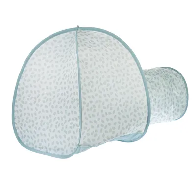 Tunnel pour chat en tissu blanc à motifs feuilles vertes, armature souple, entrée ronde et tunnel cylindrique relié, bordures bleu clair visibles.