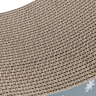 Gros plan sur une surface en carton ondulé, motif en nid d’abeille visible. Bord inférieur avec partie grise et motifs de fleurs blanches.