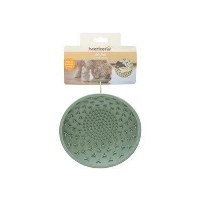 Beeztees Lick Mat, grüne Schleckmatte mit Struktur. Verpackung zeigt Hund beim langsamen Fressen und Hinweis: 'Helps to eat more slowly'.