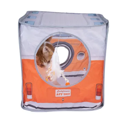 Orange-weisses Spielhaus mit Fenster und Federanhänger, Aufschrift 'California AFP 2012'. Katze spielt im Inneren des Hauses.
