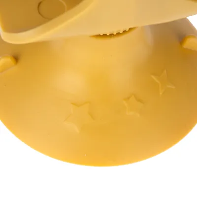 Žlutá přísavka s vyraženými hvězdami, detailní pohled.