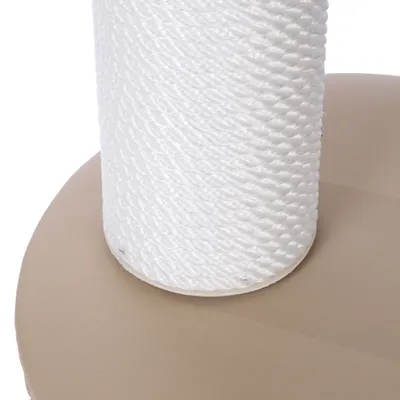 Nahaufnahme eines weissen Sisalseils auf einer beige Basis, geeignet für Kratzbaum oder ähnliche Anwendungen.