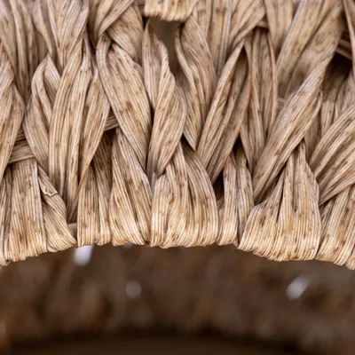 Gros plan sur un tressage de fibres naturelles, matériau visible utilisé pour la fabrication d’accessoires ou paniers pour animaux.