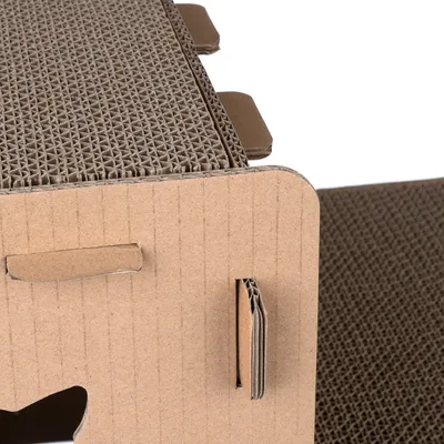 Detailansicht eines Kratzbretts aus Wellpappe mit Stecksystem und strukturierter Oberfläche.
