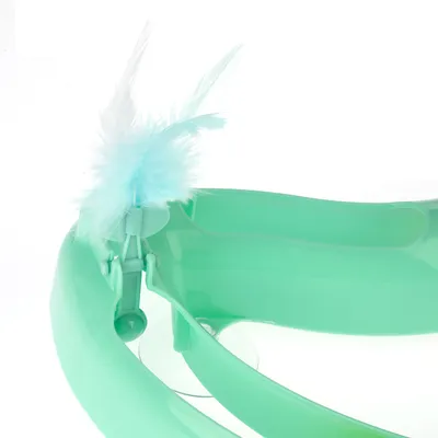 Jucărie din plastic verde cu ventuză și pană bleu deschis ca accesoriu.