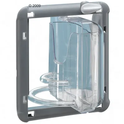 Пластмасова вратичка за домашни любимци с прозрачен отвор и сива рамка, видими панти и заключващ механизъм в горния десен ъгъл.