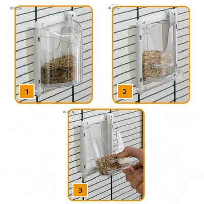 Пластмасова прозрачна хранилка за клетки, пълна със зърнена смес. Три етапа: поставяне, затваряне и отваряне с ръка за лесно почистване или пълнене.