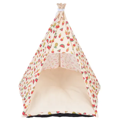 Tente tipi pour animal, tissu imprimé pastèques, ananas et glaces, structure en bois clair, coussin intérieur beige visible.
