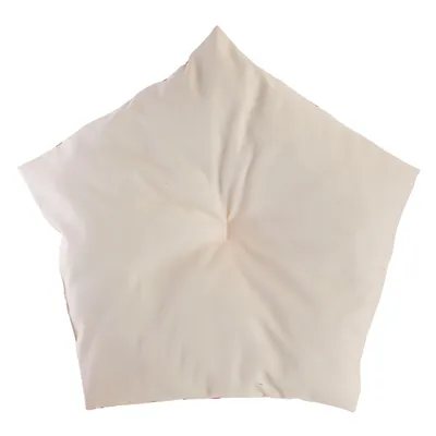 Coussin beige en tissu, forme pentagonale, surface matelassée avec un creux central visible. Aucun texte ni marque apparente.