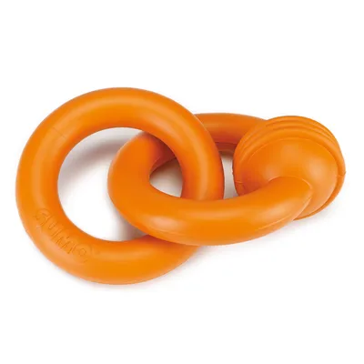 Oranje speelgoed van stevig materiaal met twee in elkaar verstrengelde ringen en geribbeld uiteinde, zichtbaar gemarkeerd met 'SUMO'.
