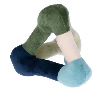 Jouet pour animal en peluche, forme triangulaire, couleurs bleu foncé, bleu clair, vert et beige, surface douce en tissu.