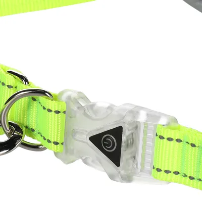 Neongult halsband med reflekterande sömmar, plastspänne och på/av-symbol på svart triangel.