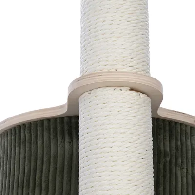 Rascador con cuerda de sisal blanca y plataforma de madera, revestimiento de felpa verde visible.