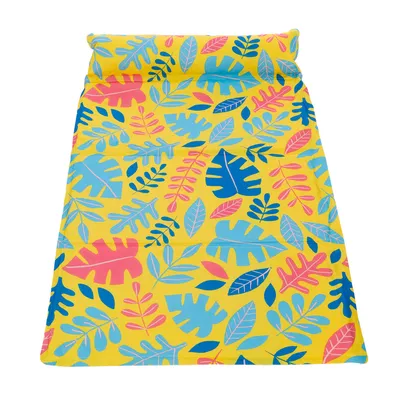 Żółta mata z kolorowym wzorem liści w niebieskim, różowym i zielonym kolorze. Odpowiednia jako podkładka lub dekoracja.