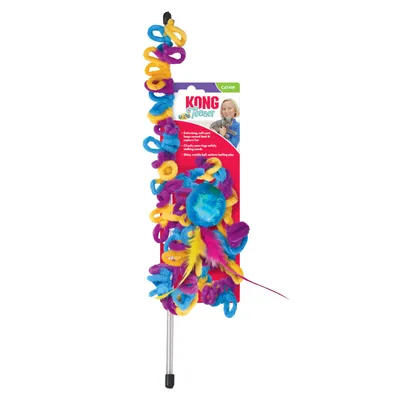 Jouet pour chat KONG Teaser, baguette avec spirales en tissu multicolore, balle brillante et plumes. Texte visible : CATHIP, KONG Teaser.