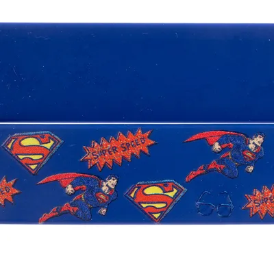 Blauw design met Superman-motieven, waaronder logo’s, figuren en de tekst 'Super Speed'.