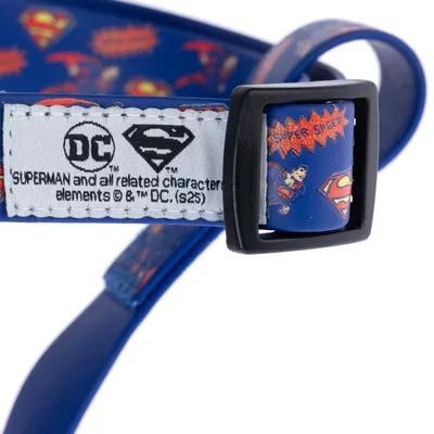 Niebieska obroża z motywami Supermana, logo DC i napisem: 'Superman and all related character elements © & ™ DC (s25)'.