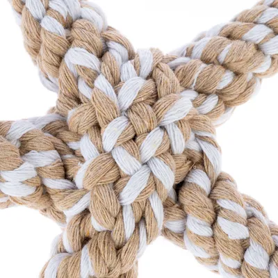 Geflochtenes Spielzeug aus beige-weisser Baumwollkordel, geeignet für Kau- und Ziehspiele.