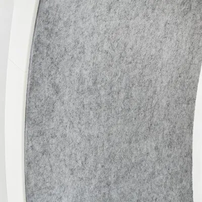 Detail van een grijs vilten oppervlak met witte kunststof rand, materiaal close-up zonder zichtbaar merk of tekst.
