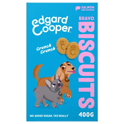 Edgard Cooper Bravo Biscuits, salmon and chicken, 400g. Tekst: Crunch Crunch, no added sugar, yes really. Afbeelding van twee honden en twee koekjes met letter E.