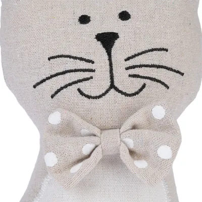 Katzenförmiges Stoffspielzeug mit gesticktem Gesicht und gepunkteter Schleife, beige.