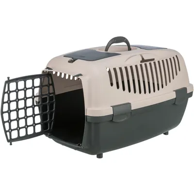 Transportbox z tworzywa sztucznego z otworami wentylacyjnymi, uchwytem do przenoszenia i drzwiami z kratą, otwarta. Dwukolorowy design w beżu i ciemnoszarym.