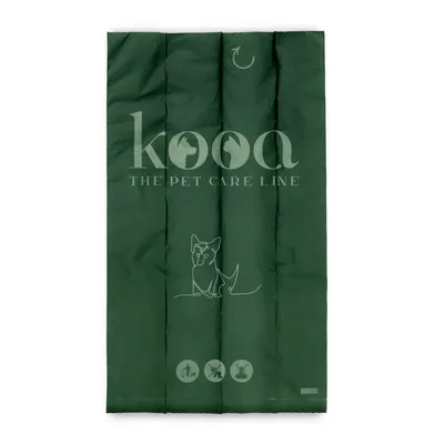 kooa. The Pet Care Line. Zelena vrećica s grafikom psa i simbolima za higijenu, bez testiranja na životinjama i održivost.