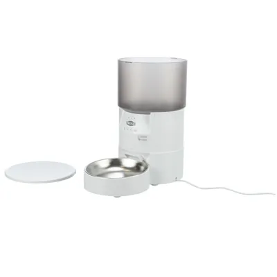 Automatische voerdispenser met witte behuizing, transparante container, roestvrijstalen voerschaal en afneembaar deksel. Stroomkabel zichtbaar.