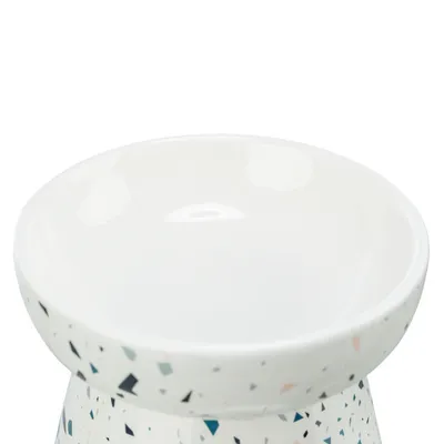 Bol ceramic alb cu model terrazzo colorat pe suport înălțat, potrivit pentru hrană sau apă.