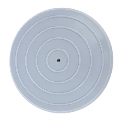 Coperchio rotondo grigio con cerchi concentrici e apertura centrale, adatto per accessori del prodotto.
