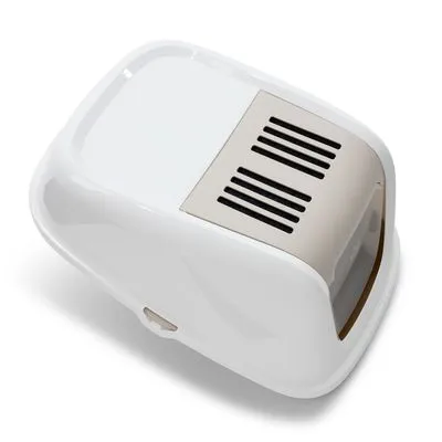 Kattenbak met dichte kap, ventilatierooster aan de bovenkant en doorzichtige klapdeur. Gemaakt van wit en beige plastic.